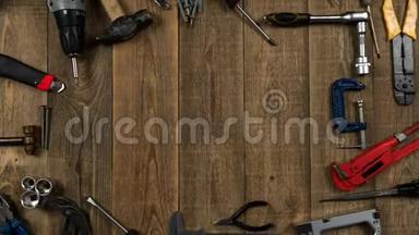 木制桌面视图上维修工具的徽标<strong>简介</strong>动画